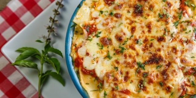 طريقة عمل بيتزا البطاطس المحمرة بالدجاج والشيدر