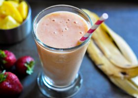 طريقة عمل سموثي الموز والمانجو والفراولة