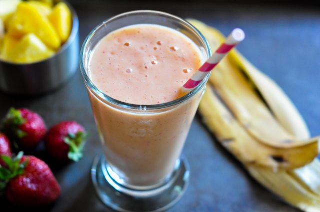 طريقة عمل سموثي الموز والمانجو والفراولة