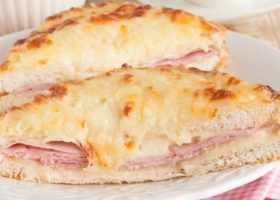 طريقة عمل صينية التوست باللانشون والجبن