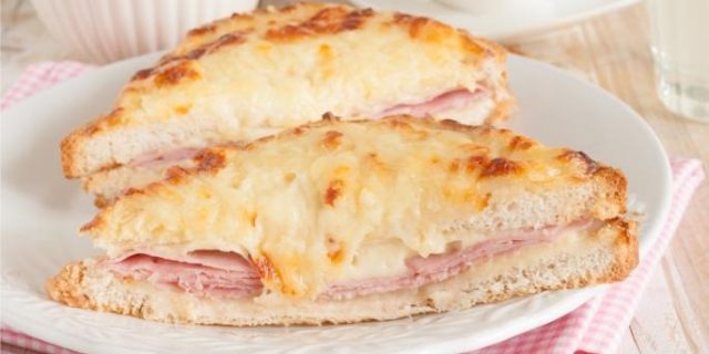 طريقة عمل صينية التوست باللانشون والجبن