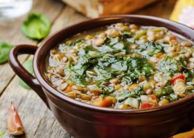 طريقة عمل شوربة العدس البني والسبانخ