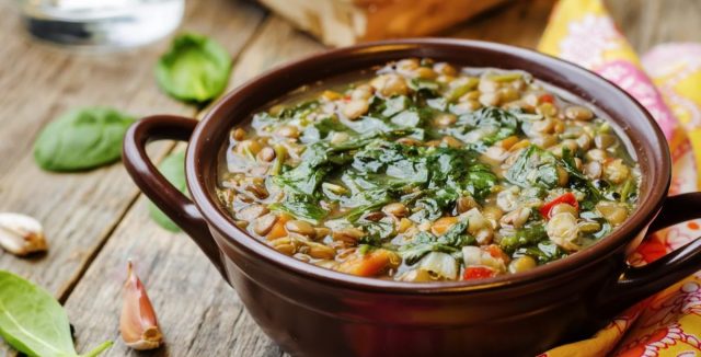 طريقة عمل شوربة العدس البني والسبانخ