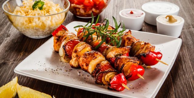 طريقة عمل كباب اللحم مع صوص الثوم