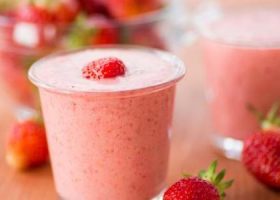 طريقة عمل عصير الفراولة بالحليب والمكسرات