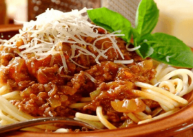 طريقة عمل مكرونة اسباجتي بصلصة البولونيز والمشروم