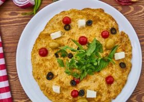 طريقة عمل بيض بالجبن الشيدر والطماطم