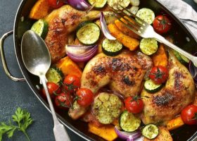 طريقة عمل دجاج محمر مع الخضار والثوم