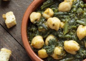 طريقة عمل سبانخ بالحمص واللحم المفروم