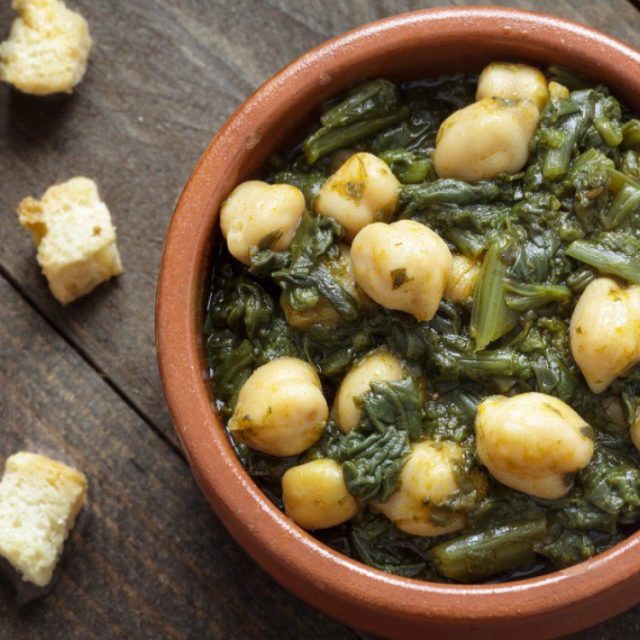 طريقة عمل سبانخ بالحمص واللحم المفروم