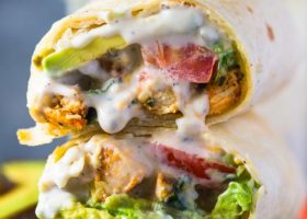 طريقة عمل ساندويشات الدجاج بالأفوكادو وصوص الرانش