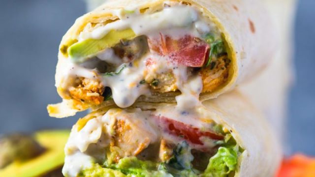 طريقة عمل ساندويشات الدجاج بالأفوكادو وصوص الرانش