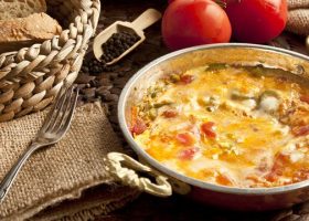 طريقة عمل بيض بالطماطم والجبن