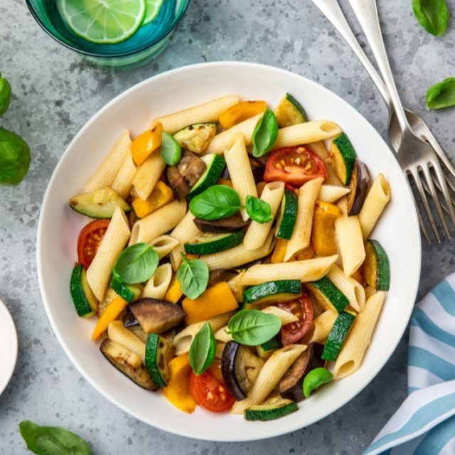 طريقة عمل سلطة المكرونة بالخضار المشوي