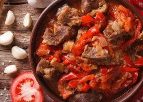 طريقة عمل لحم الغنم مع الطماطم والفلفل الأحمر