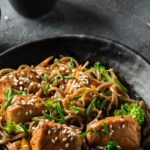 طريقة عمل نودلز مع السلمون