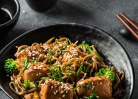 طريقة عمل نودلز مع السلمون