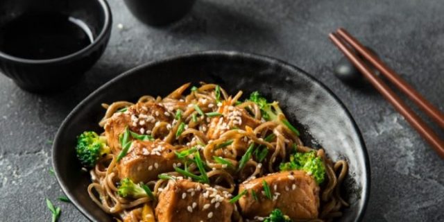 طريقة عمل نودلز مع السلمون