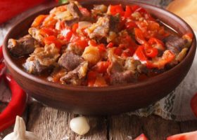 طريقة عمل ايدام اللحم الحار بالطماطم