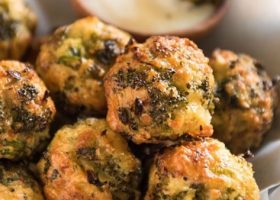 طريقة عمل كرات الجبن بالبصل الأخضر