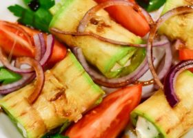 طريقة عمل رولات الكوسا المشوية بالجبن الكريمي