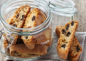 طريقة عمل بسكويت إيطالي برقائق الشوكولاتة والجوز