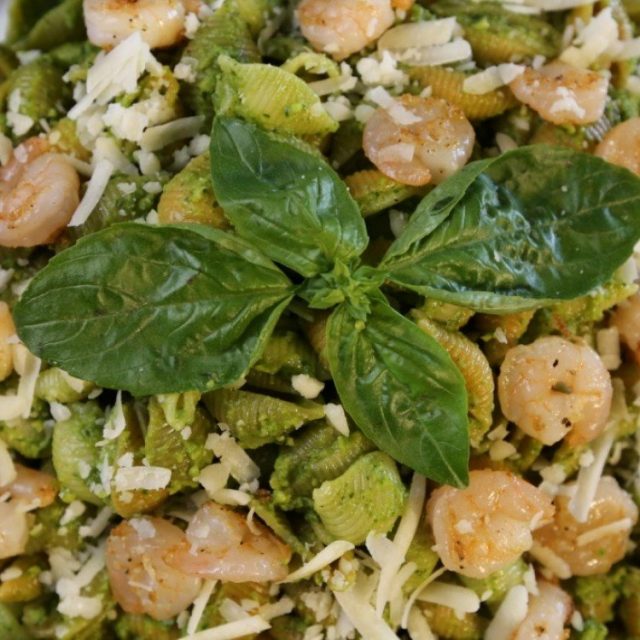 طريقة عمل باستا بصوص الأفوكادو والريحان