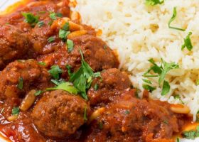 طريقة عمل كرات اللحم بالصلصة الحارة والصنوبر