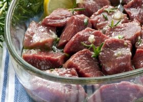 طريقة عمل تتبيلة المشاوي بالأعشاب والثوم