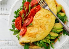 طريقة عمل أومليت بالأفوكادو والطماطم