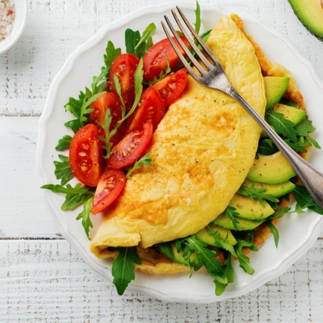 طريقة عمل أومليت بالأفوكادو والطماطم