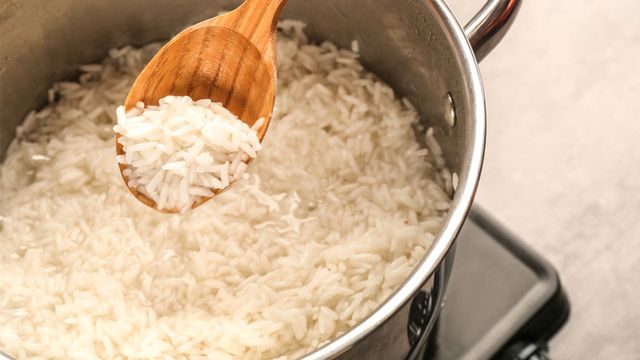 طريقة التخلص من رائحة الأرز المحروق