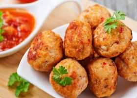 طريقة عمل كرات الدجاج المتبلة