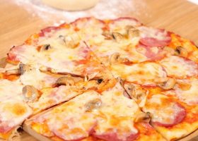 طريقة عمل بيتزا بالسلامي والفطر