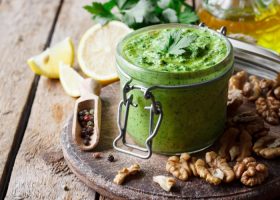 طريقة عمل صلصة الجوز بالبقدونس