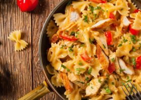 طريقة عمل مكرونة بالدجاج المتبل