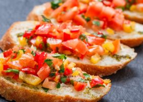 طريقة عمل البروشكيتا بالطماطم و الخل البلسمي