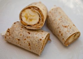 طريقة عمل ساندويش الموز وزبدة الفول السوداني