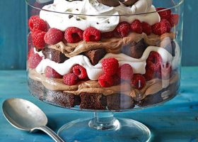 طريقة عمل ترايفل التوت بالشكولاتة