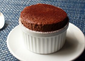 طريقة عمل سوفليه الشكولاتة بالمايكرويف