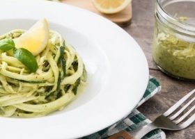 طريقة عمل مكرونة بالكوسا والليمون