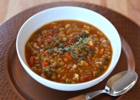 طريقة عمل شوربة العدس البني بالخضار للرجيم