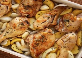 طريقة عمل صينية الدجاج بالبطاطس والثوم