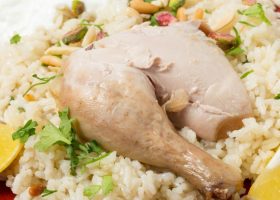 طريقة عمل رز بالدجاج والمكسرات