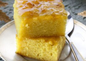 طريقة عمل كيكة السميد بالكركم ومربى المشمش