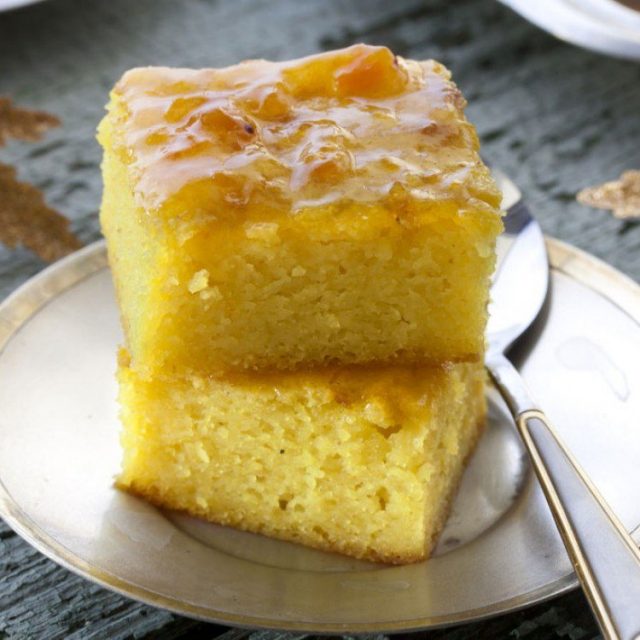 طريقة عمل كيكة السميد بالكركم ومربى المشمش