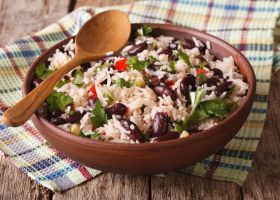 طريقة عمل الأرز المكسيكي بالفاصوليا الحمراء والخضار