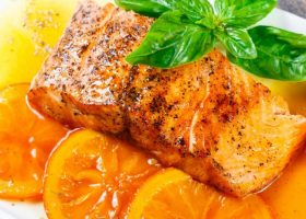 طريقة عمل سلمون مشوي بالبرتقال
