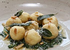 طريقة عمل كرات الريكوتا مع السبانخ والكريمة