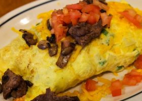 طريقة عمل اومليت البيض باللحم